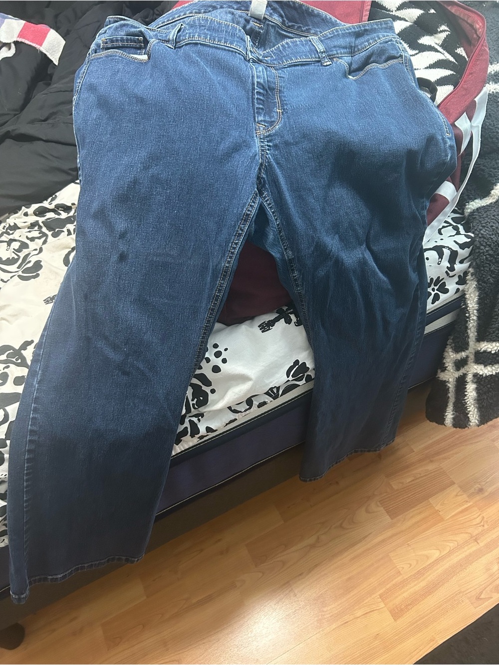 Old Navy Straight-Leg Jeans in Dark Blue Wash